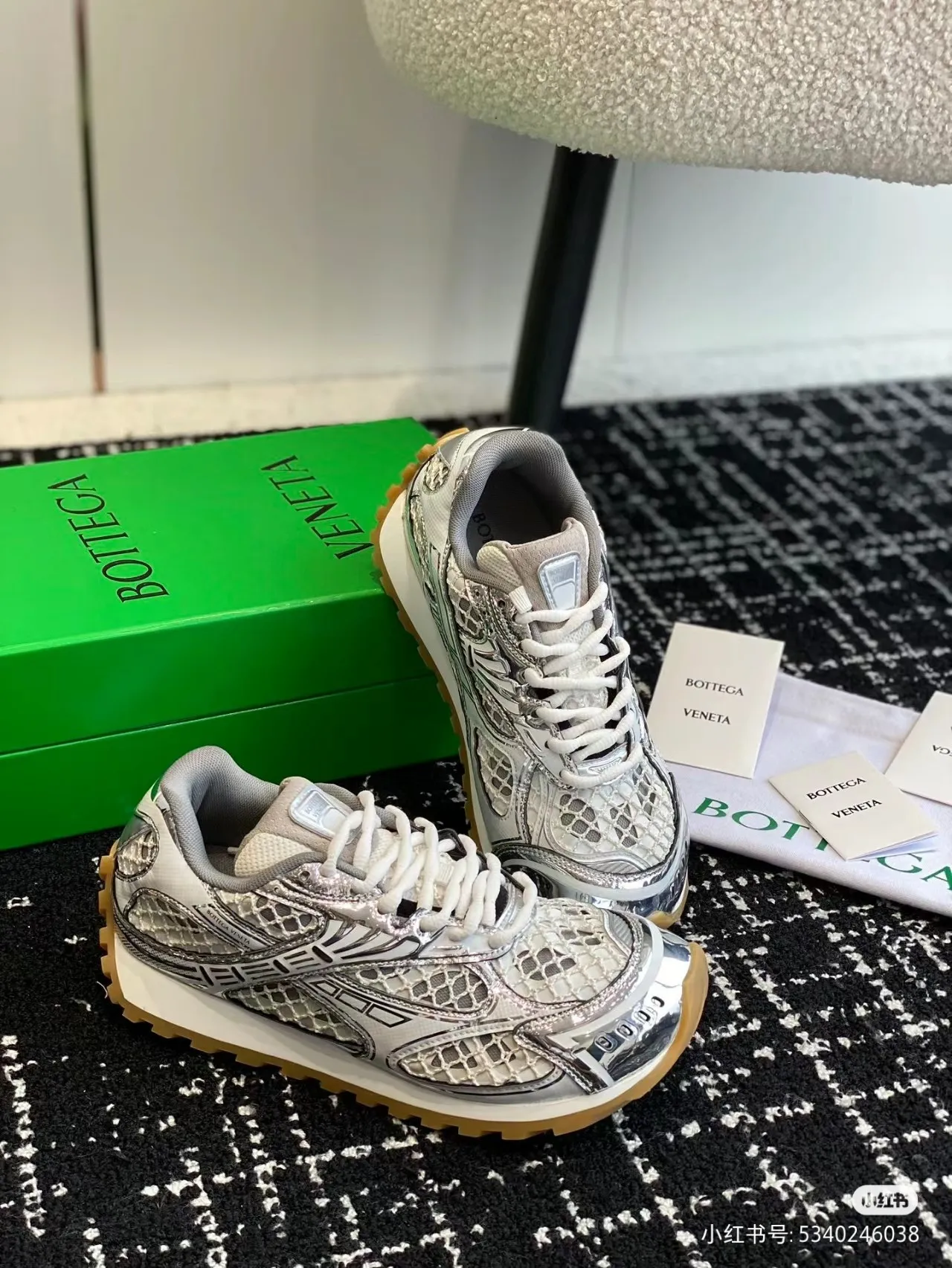 👟👟Ex-factory price 600👟👟 Top version (couples style) Bottega Veneta 23ss autumn and winter show style BV Orbit sneakers Wang Yibo same style couple style casual shoes dad shoes! Runner sneakers! Original purchase and development! Made of original lightweight technical mesh fabric, the same as the original version! The process is complicated! Paired with a rubber outsole designed with a geometric pattern, the high version of the Wang Zha series is actually much taller, but the legs still look slim. Very nice. Durable and durable to play with, standard and version-matching shoe packaging technology, look for high-end versions. The original outsole is exclusively molded, and the color-blocked TPU outsole is used. The material and weight are the same as the original! Size: #Female 35-41 (40 and 41 customized sizes are non-refundable) Male 39-45 (45 size customized are non-returnable and exchangeable)
